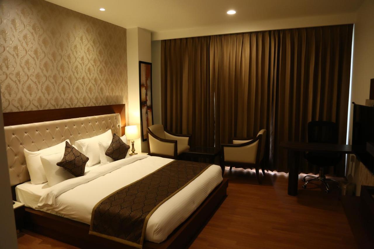 Hotel Imperia Suites Dzsálandhár Kültér fotó