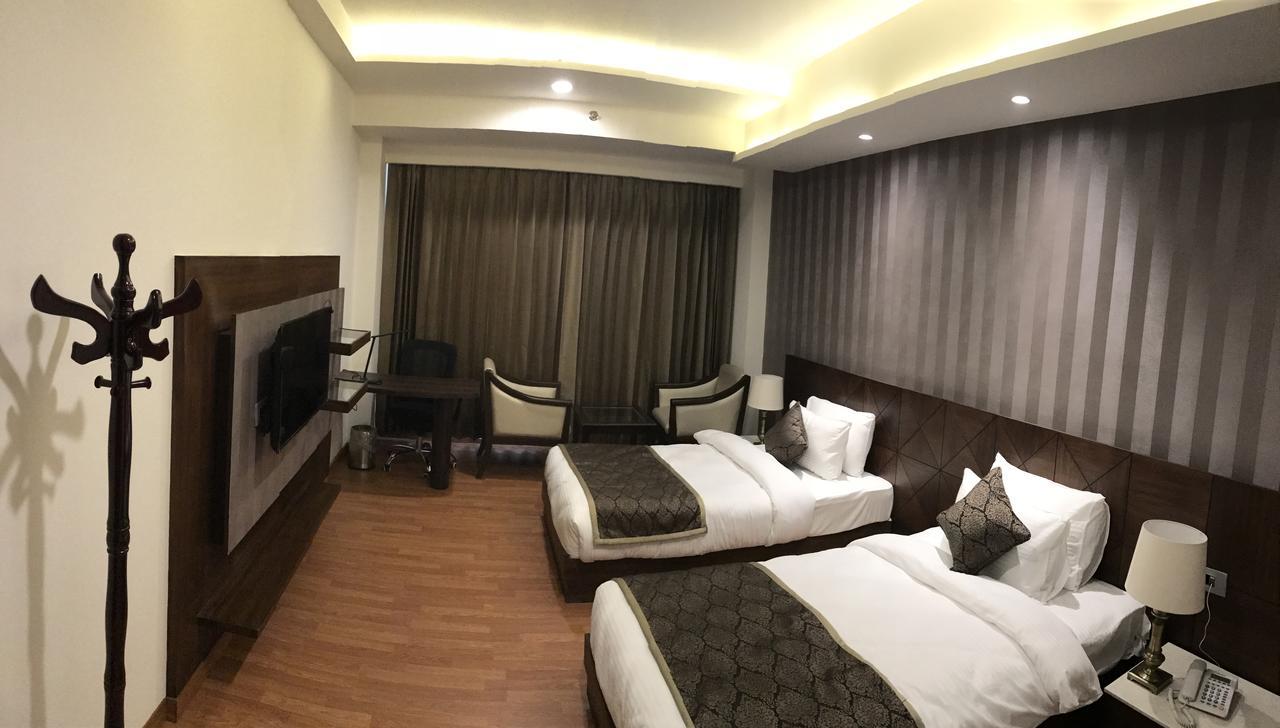 Hotel Imperia Suites Dzsálandhár Kültér fotó